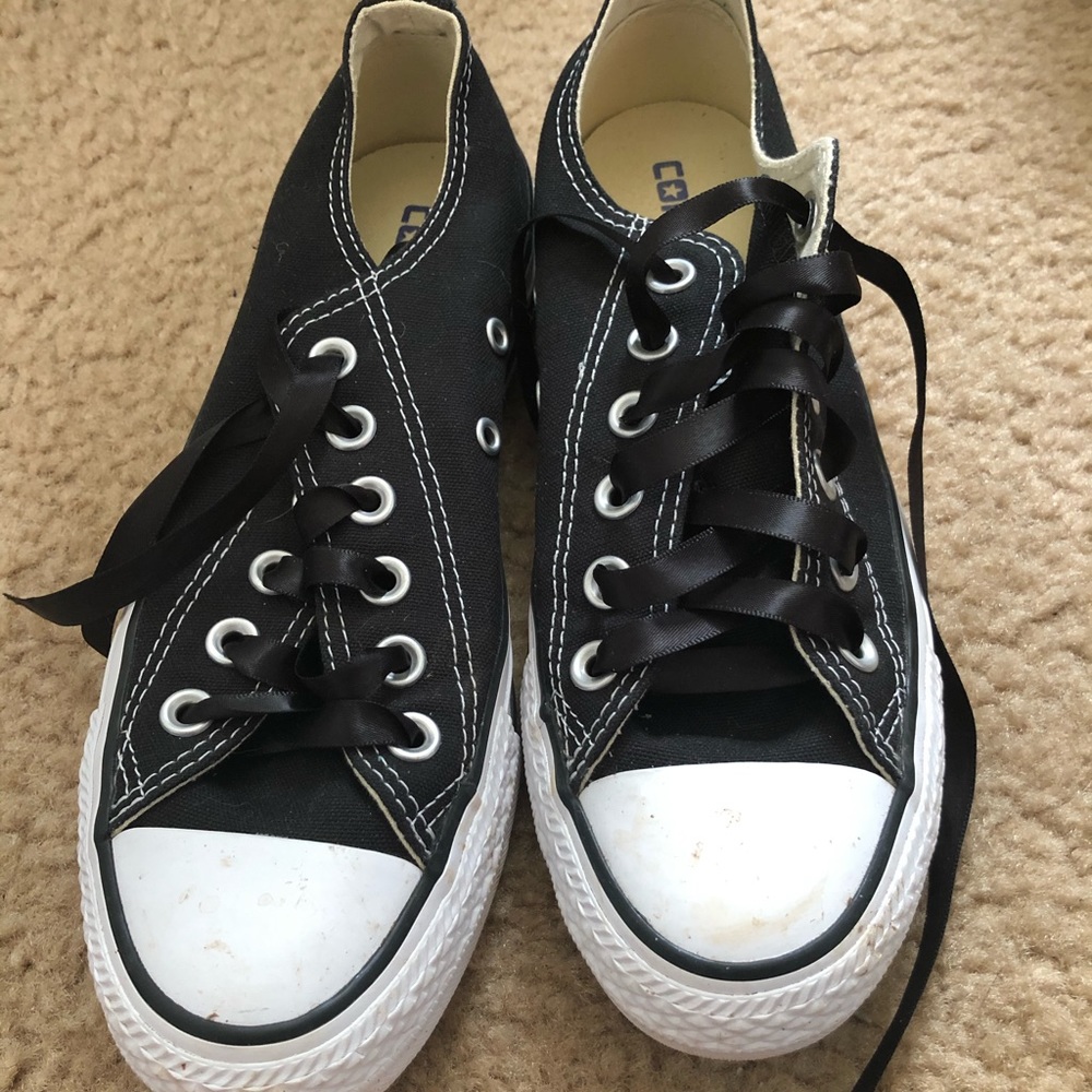 Converse Allstars worn once, 2 laces